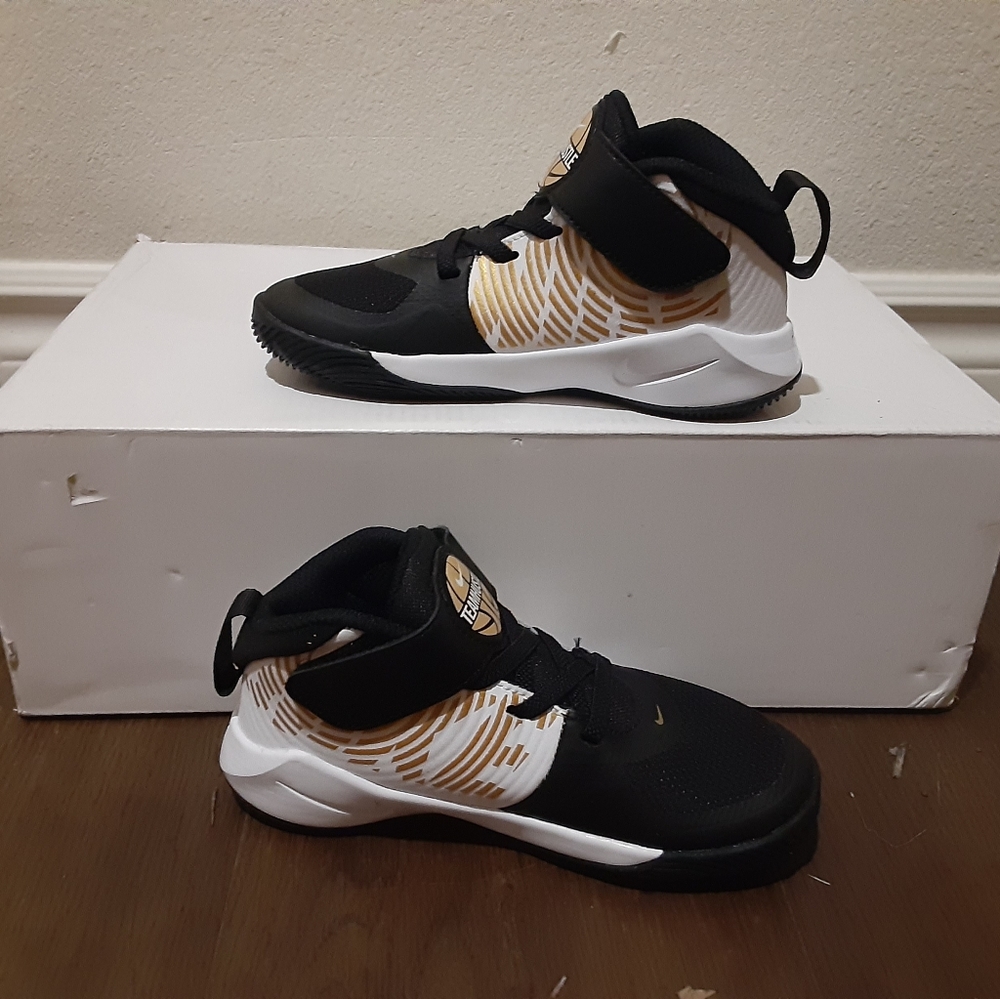 Nike - Picture 2 of 4